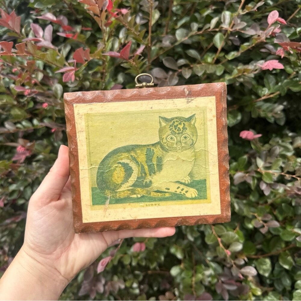 Decorative Wooden Wall Plaque Vintage Folk-Art Style Cat Tabby